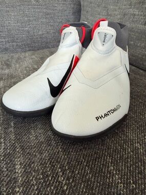 Nike Phantom Vision Indoor Soccer Shoes - White with Black & Red Size 5.5 Y